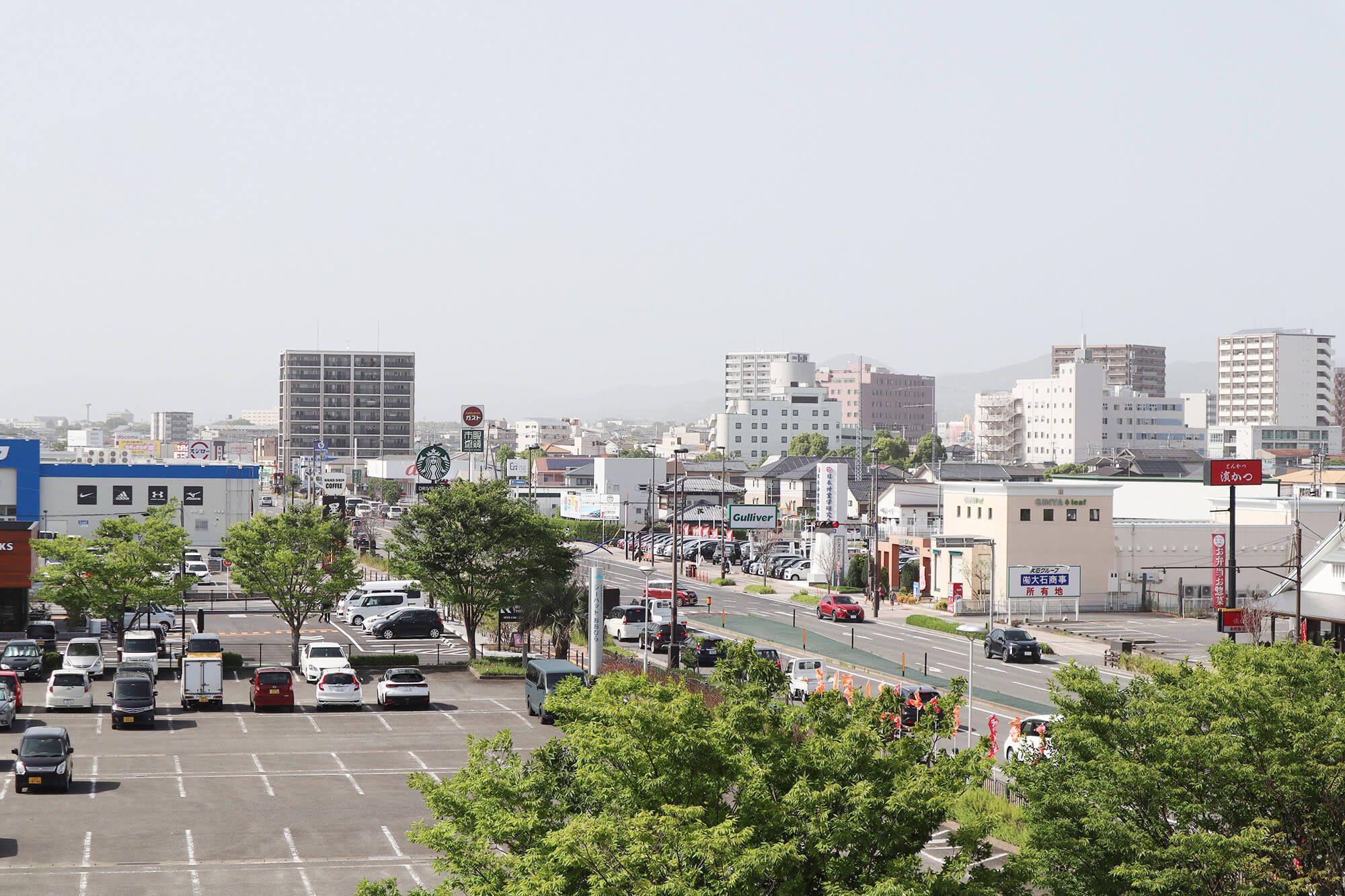 大村市役所屋上から。近隣にはショッピングモール、飲食店、ホームセンター、書店、ホテルなど店舗が集中