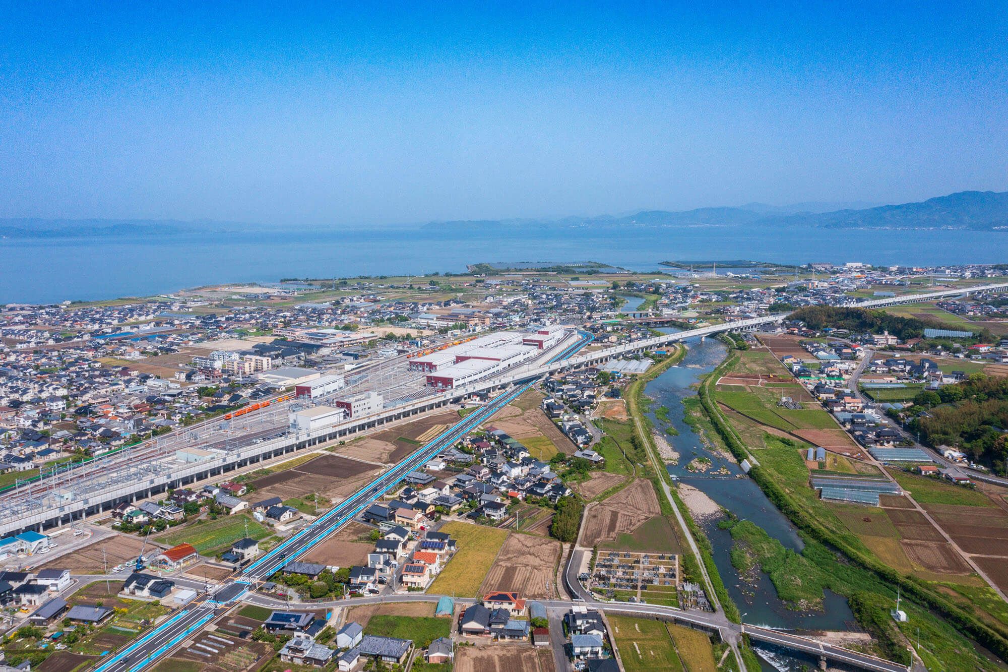 写真中央が西九州新幹線「大村車両基地」。長崎県には珍しく市街地は平地が広がり、自転車移動もラクラク！