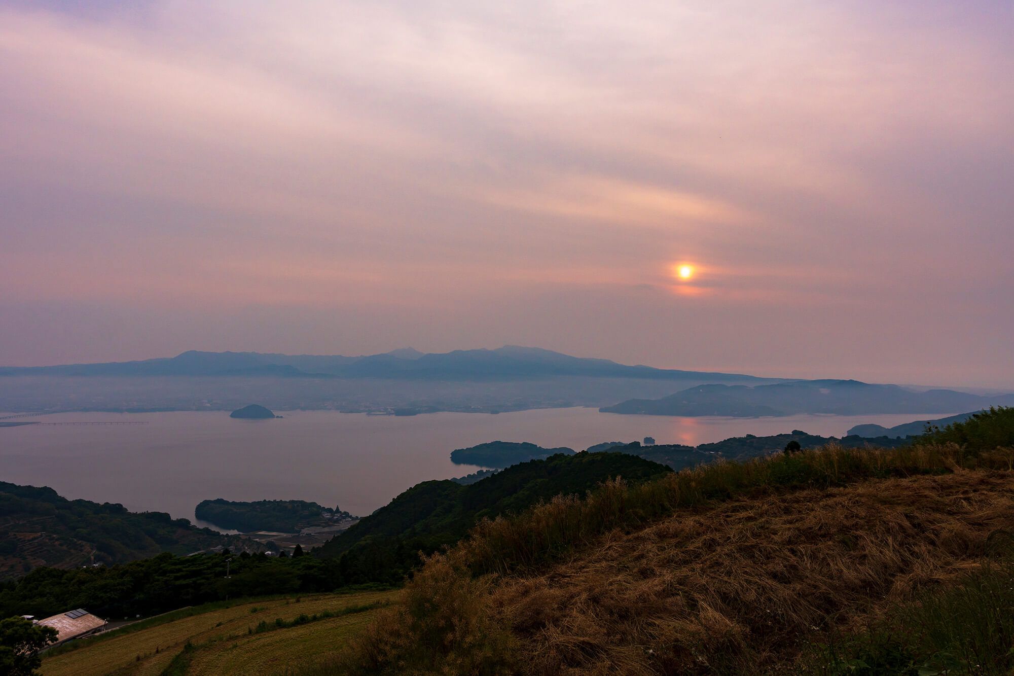 移住者が大村の魅力だと口を揃える大村湾。内海で、いつでも穏やかな景色が見られる