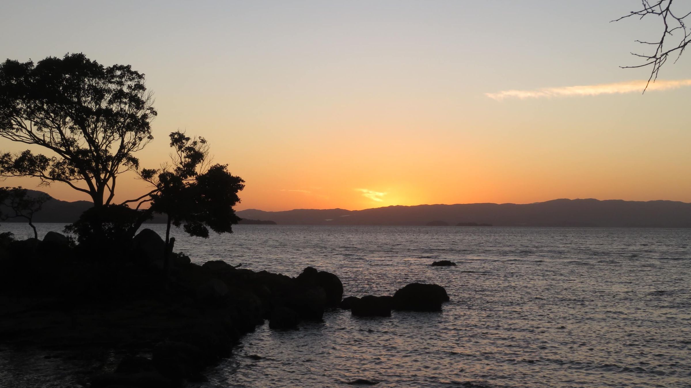 大村湾は内海で穏やか。夕日のファンが多い。写真は盗人島(ぬすっとじま)から見える夕日