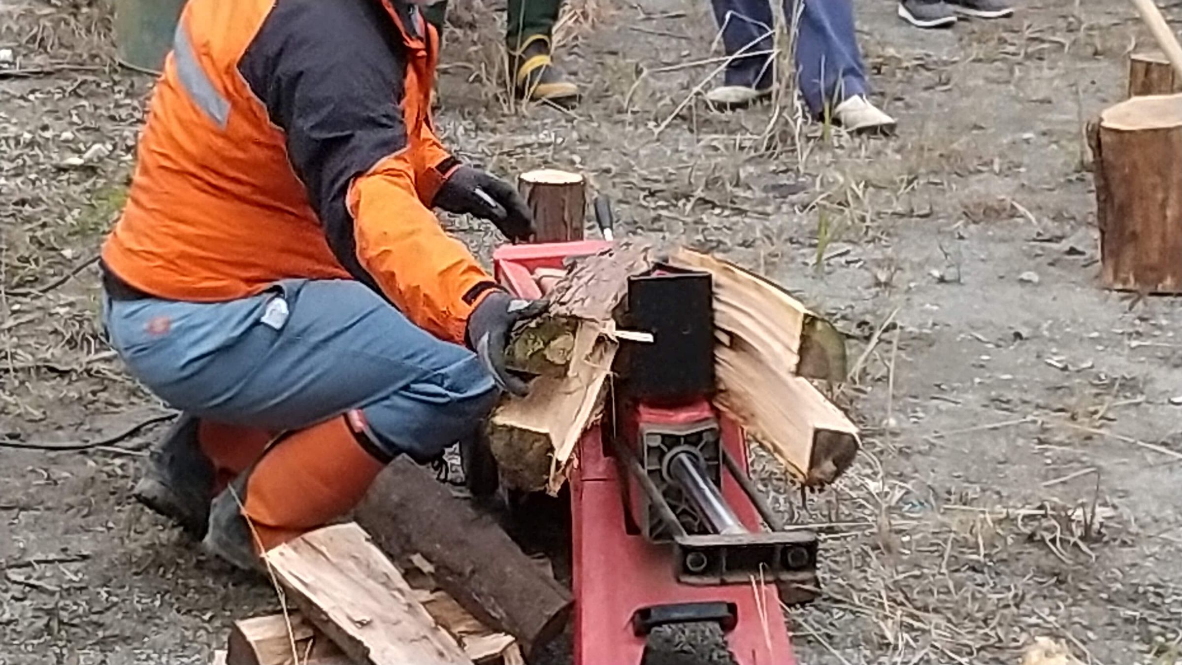 「木の駅プロジェクト」会場での薪割り。自宅ストーブ用の薪を調達しがてら参加する人も