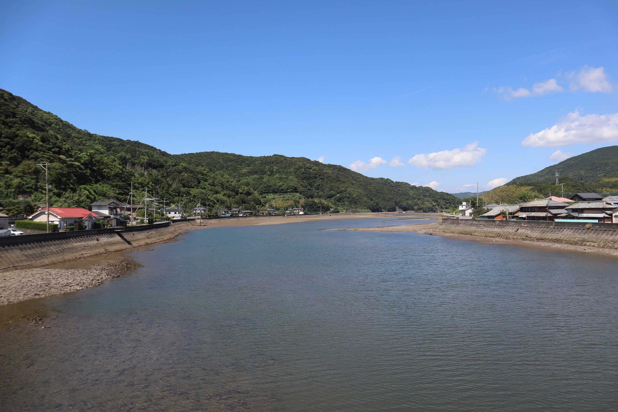 雪浦川にかかる橋から見る山側の景色。反対側には海が広がる