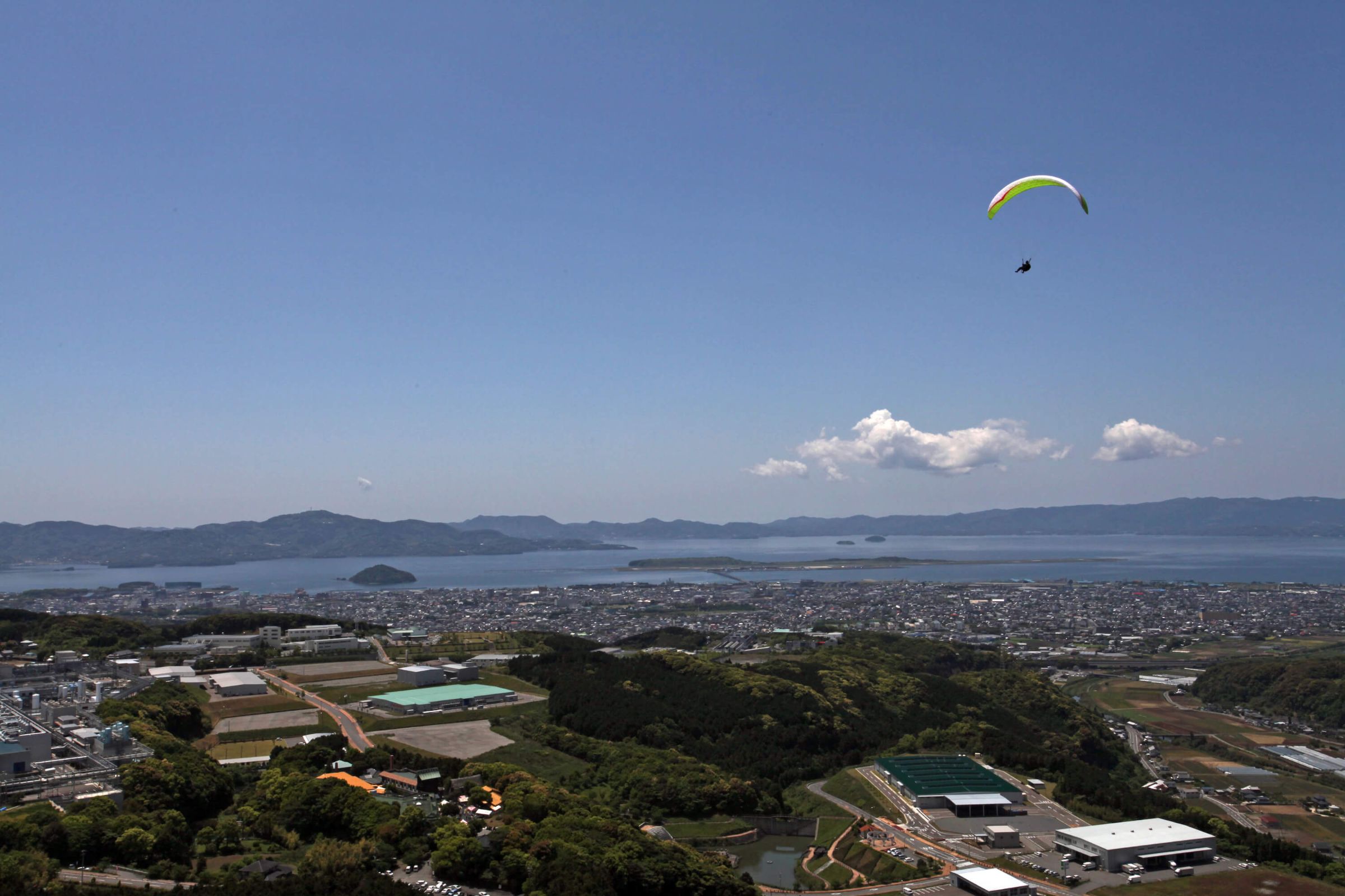 長崎空港が浮かぶ大村湾や市街地が一望できる琴平スカイパーク。パラグライダーの名所