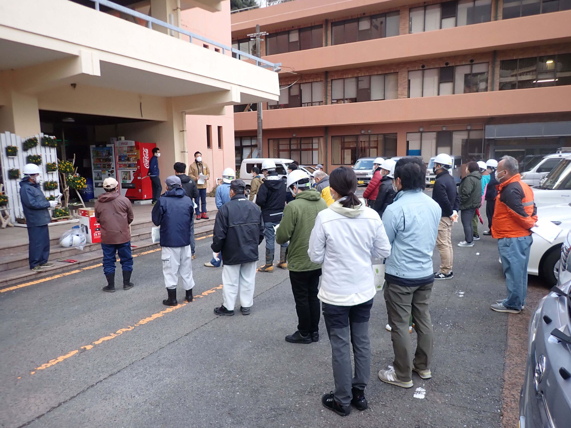 昨年「木の駅プロジェクト」の試験運用を行った森林ボランティアのみなさん。性別、年齢問わず多くの方が参加した