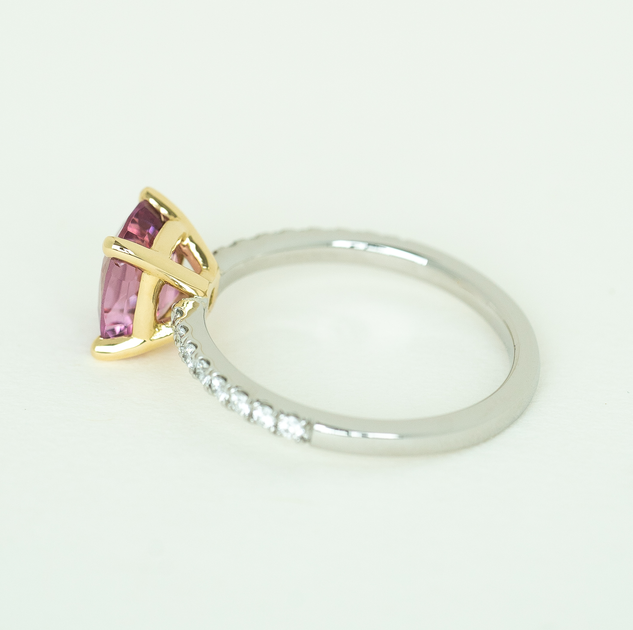 A U 750.18￼Kゴールド ピジョンブラッドスピネル 5石 オーバルカット A U 750.18￼Kゴールド ピジョンブラッドスピネル 5石 オーバルカット