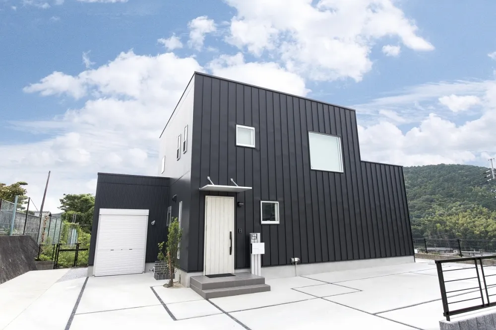 モダンでスタイリッシュなガレージ付のお家 福岡 飯塚市の建設会社 協同建設株式会社 新築一戸建ての注文住宅や注文住宅の施工実績をご紹介