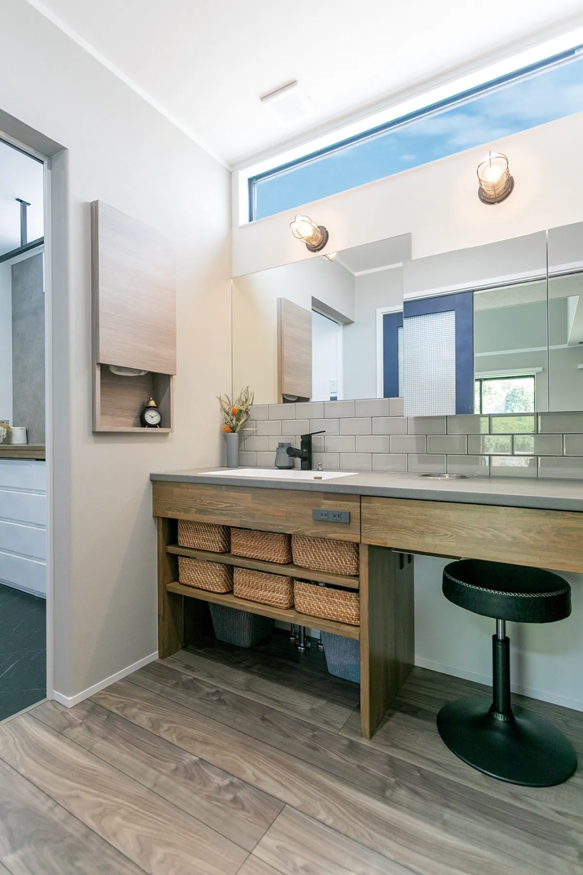 造作カウンターテーブル 店舗や洗面などに （2枚目) 洗面所(造作家具で  