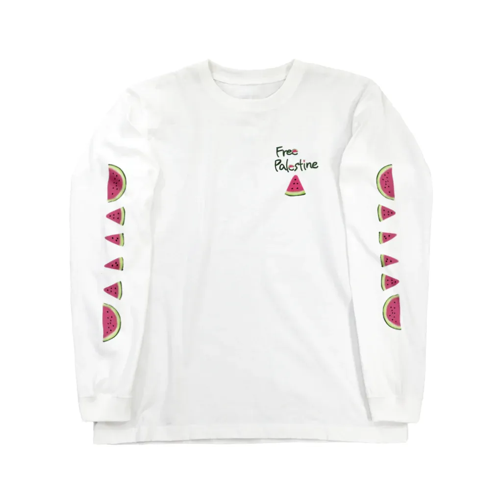 白いロングスリーブのTシャツ。胸の部分にスライスしたスイカのイラストと、「Free Palestine」の文字があり、袖の部分にもスイカのイラストが並んでいる。