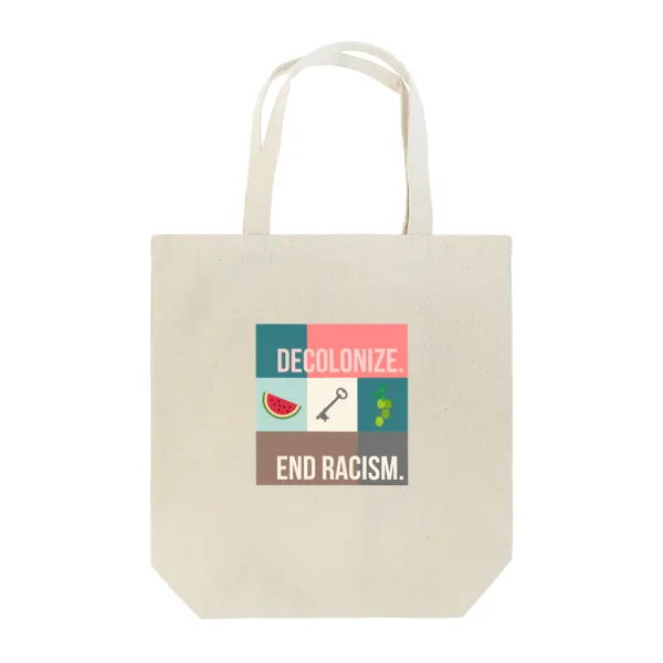 ナチュラルカラーのトートバッグの真ん中に、デザインが入っています。いくつかの異なる色の四角形を組み合わせて大きな四角形が形作られている。 上から三段に分かれており、 一段目: ダークグリーンとピンク 二段目:水色とミルク色とダークグリーン 三段目:ブラウンとグレー 一段目には薄いピンク色で「DECOLONIZE」と書かれている。 二段目には、左からスイカ、鍵、オリーブの枝のアイコンが並んで描かれている。 三段目には、「END RACISM」と書かれている。