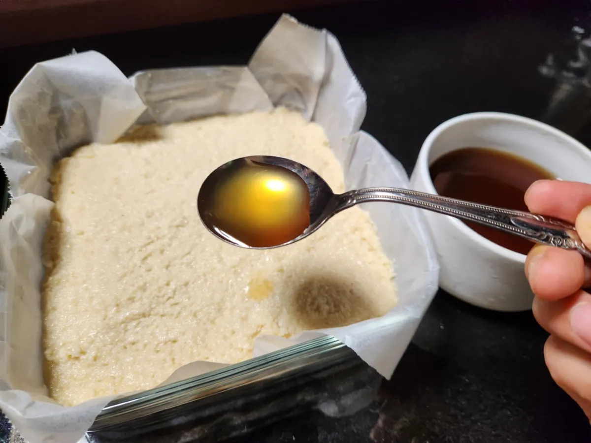 型に入れて生地をならし、その上にシロップを