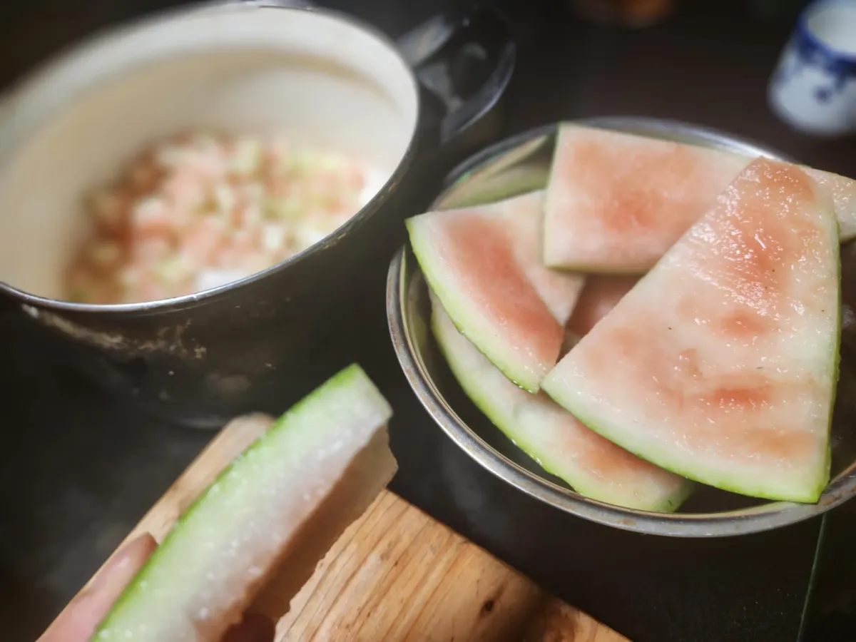 スイカの白皮。できるだけ赤い部分を取り除きます。