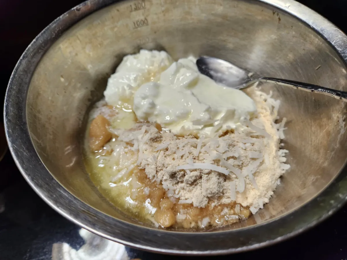 粉類とヨーグルト、溶かしバターを混ぜているところ