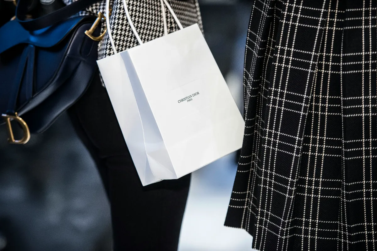 ブランド紙袋は買取へ！買取相場や売れやすいブランドを解説（捨てられ 