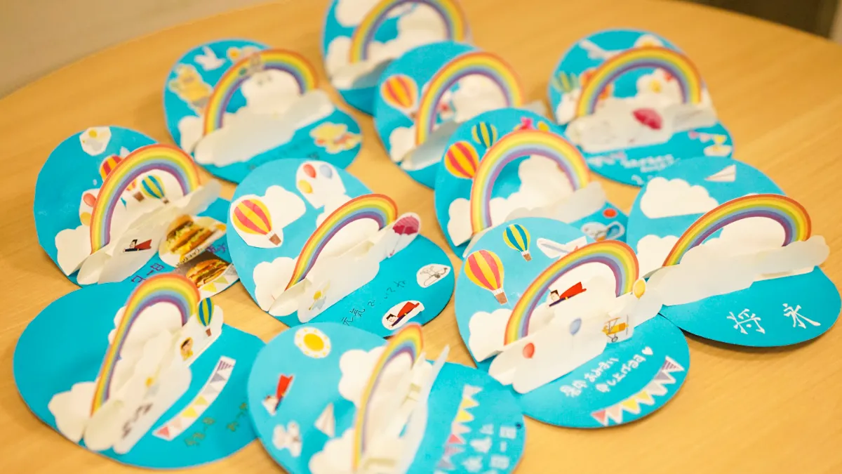 ペーパークラフトワーク｜虹のポップアップカード作り」を開催