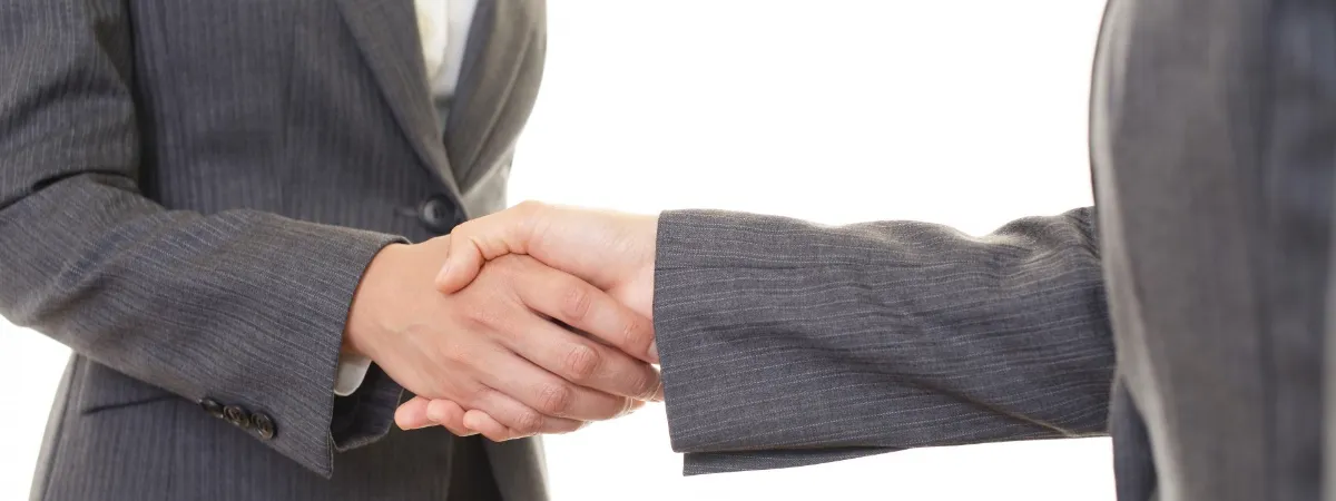 握手をする女性