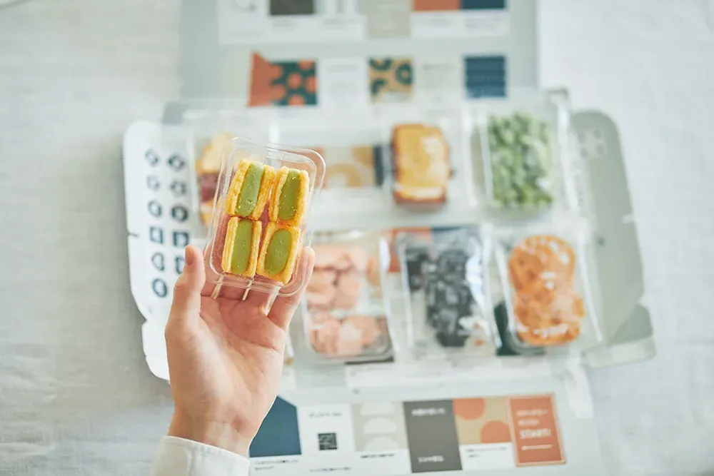 スナックミーのお菓子のパッケージを手に取る様子