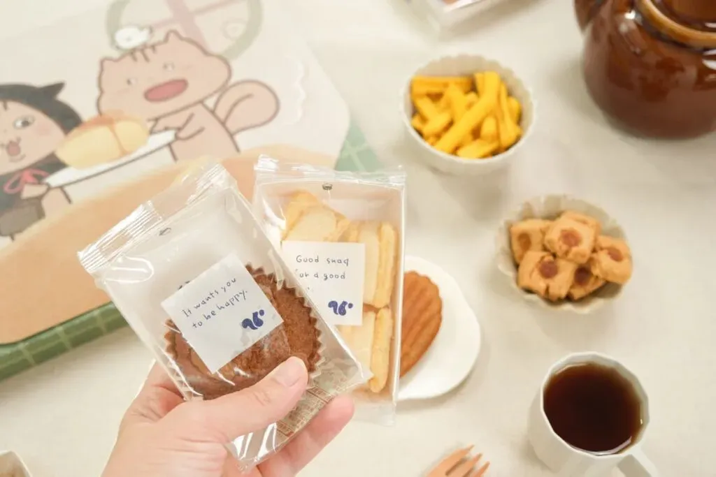 スナックミーの置き菓子商品のパッケージを手に取る様子