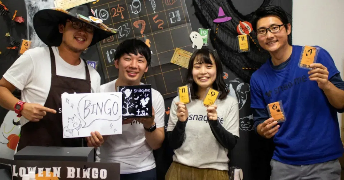 オンラインハロウィンパーティーを行うスナックミーのスタッフ