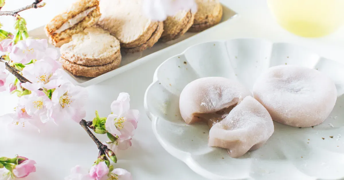 桜の花と、桜を使ったスナックミーのお菓子が並べられた様子