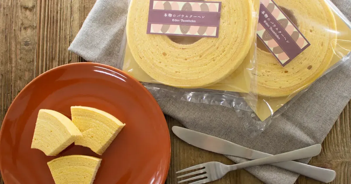 スナックミーのバウムクーヘンの、袋に入ったワンホールと切り分けられてお皿に並んだもの