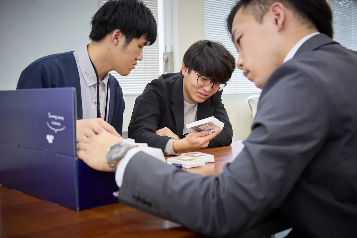 スナックミーオフィスの置き菓子を囲む『株式会社スタジオコバ』のスタッフさま