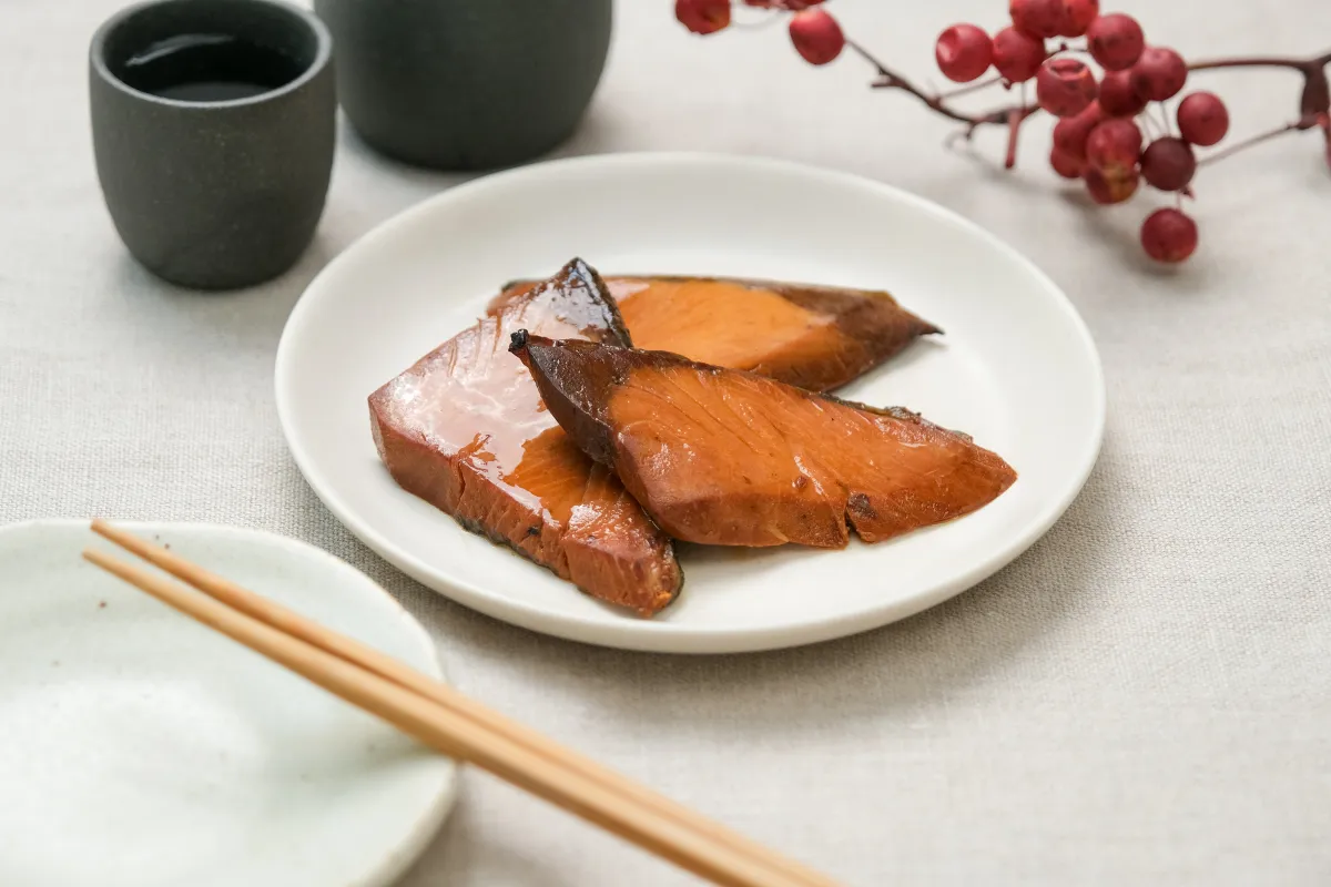 ぶりの照り焼きが置かれた食卓
