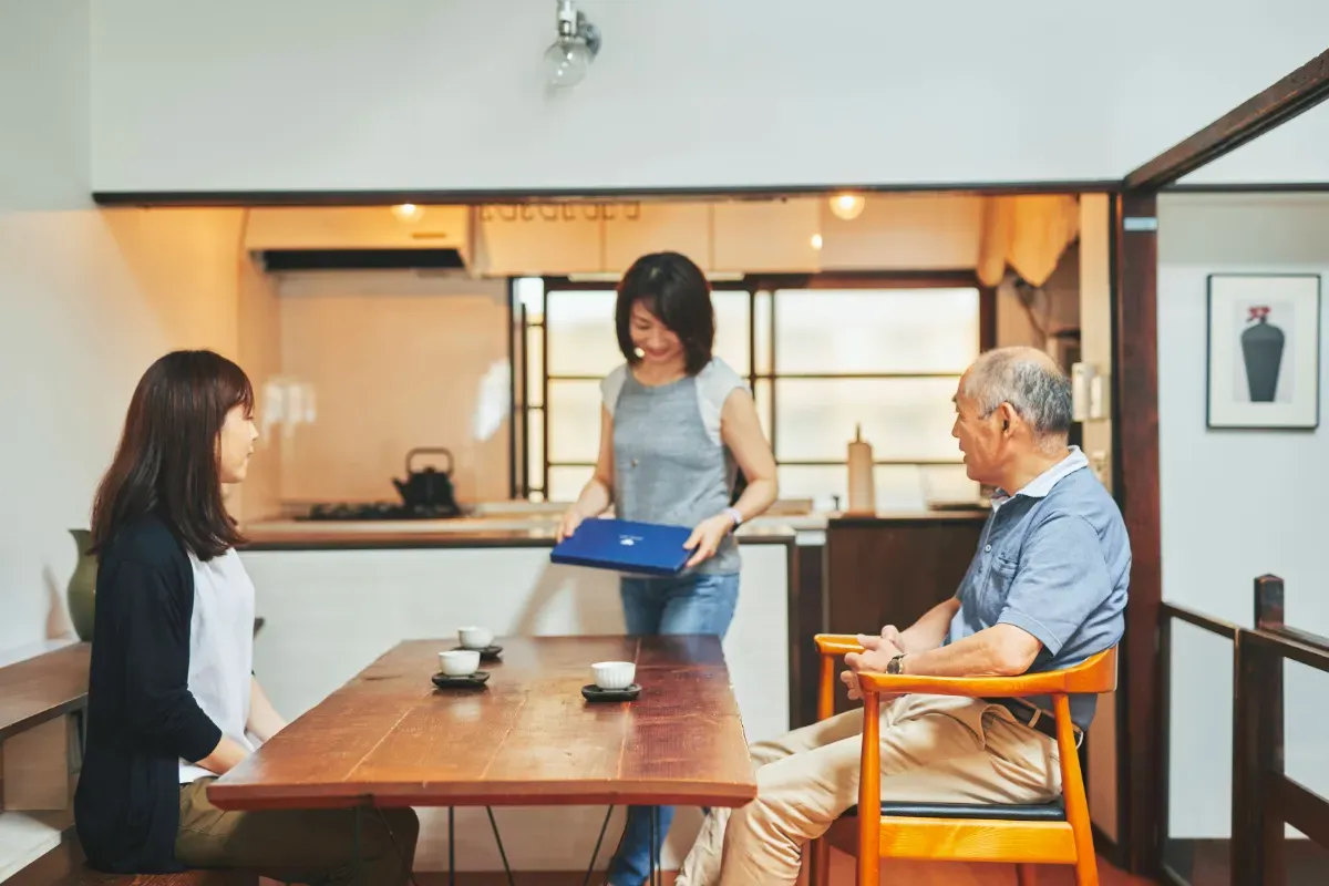 家族でダイニングテーブルを囲む様子