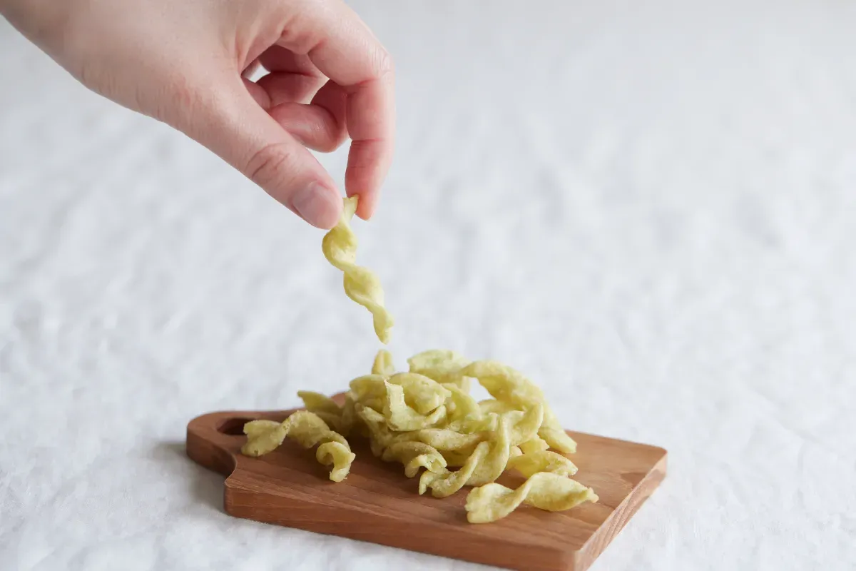 スナックミーの野菜スナック『米粉パスタスナック コンソメほうれん草』