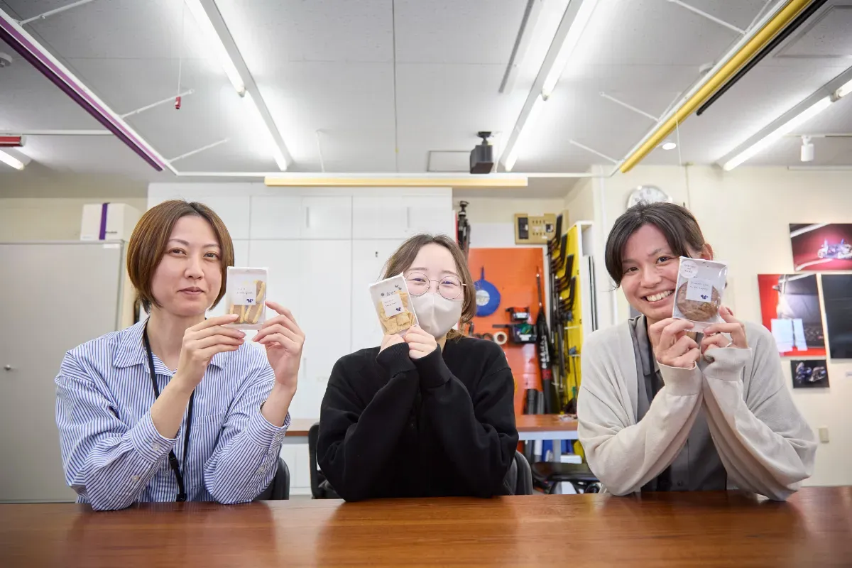 スナックミーオフィスのおやつを持つ『株式会社スタジオコバ』のスタッフさま