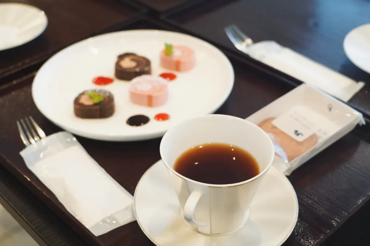 スナックミーオフィスのお菓子が添えられた『大鳥居医院』さまの食事