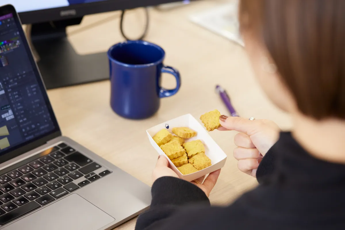 PC作業の合間にお菓子を食べる様子