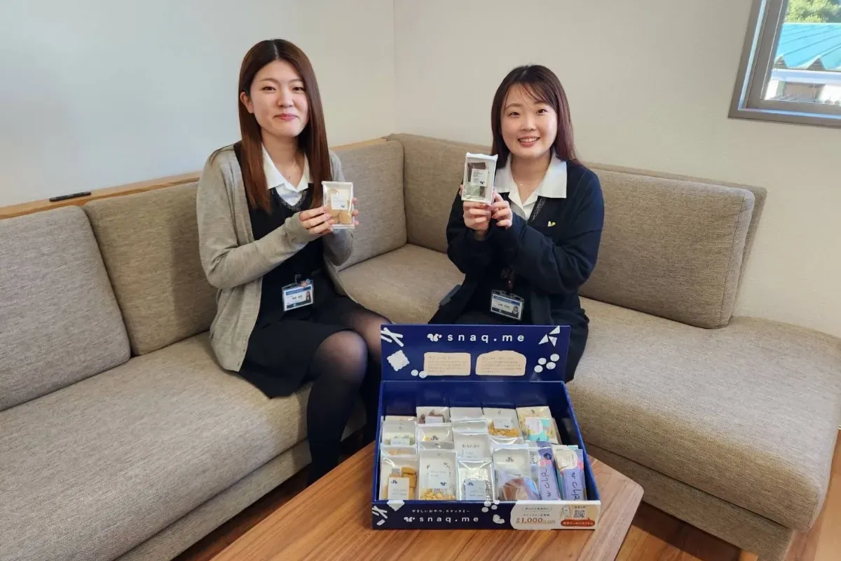 スナックミーオフィスのお菓子を囲む『甲賀協同ガス株式会社』の従業員さま
