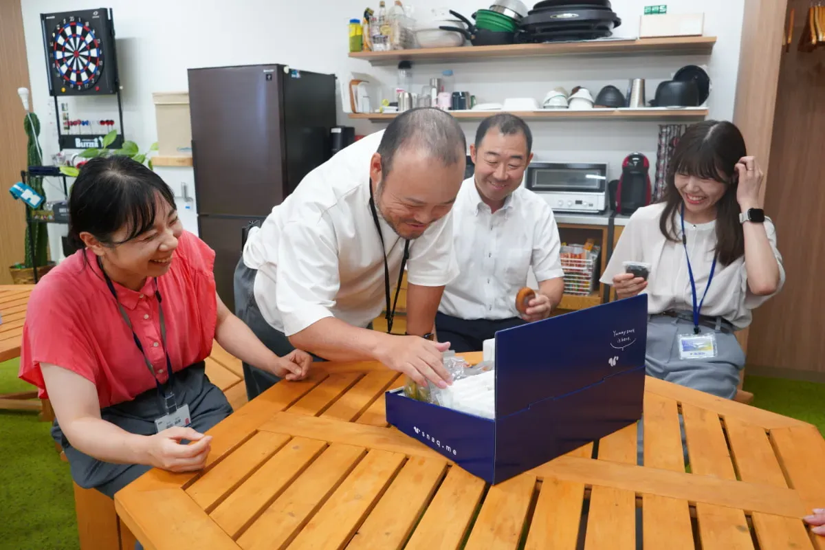 『株式会社ロビンソン』さまの従業員がスナックミーのお菓子を楽しむ様子