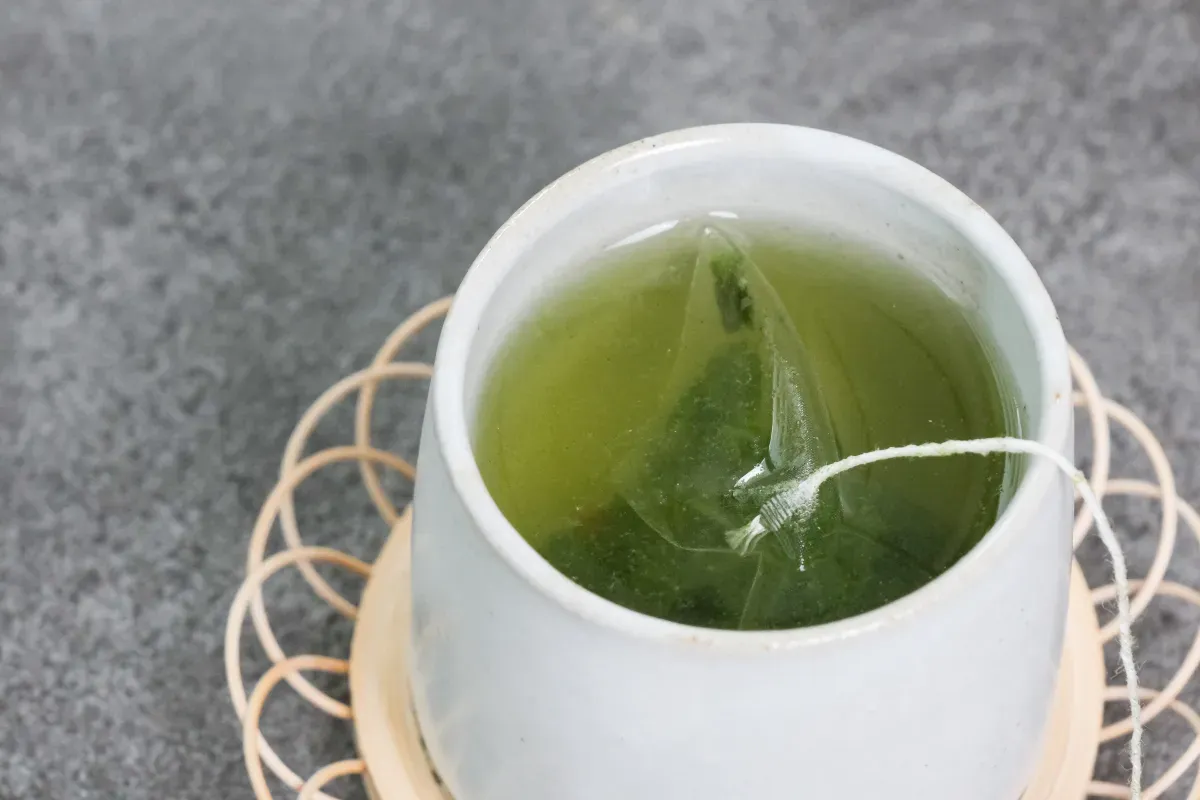 湯飲みで緑茶を淹れる様子