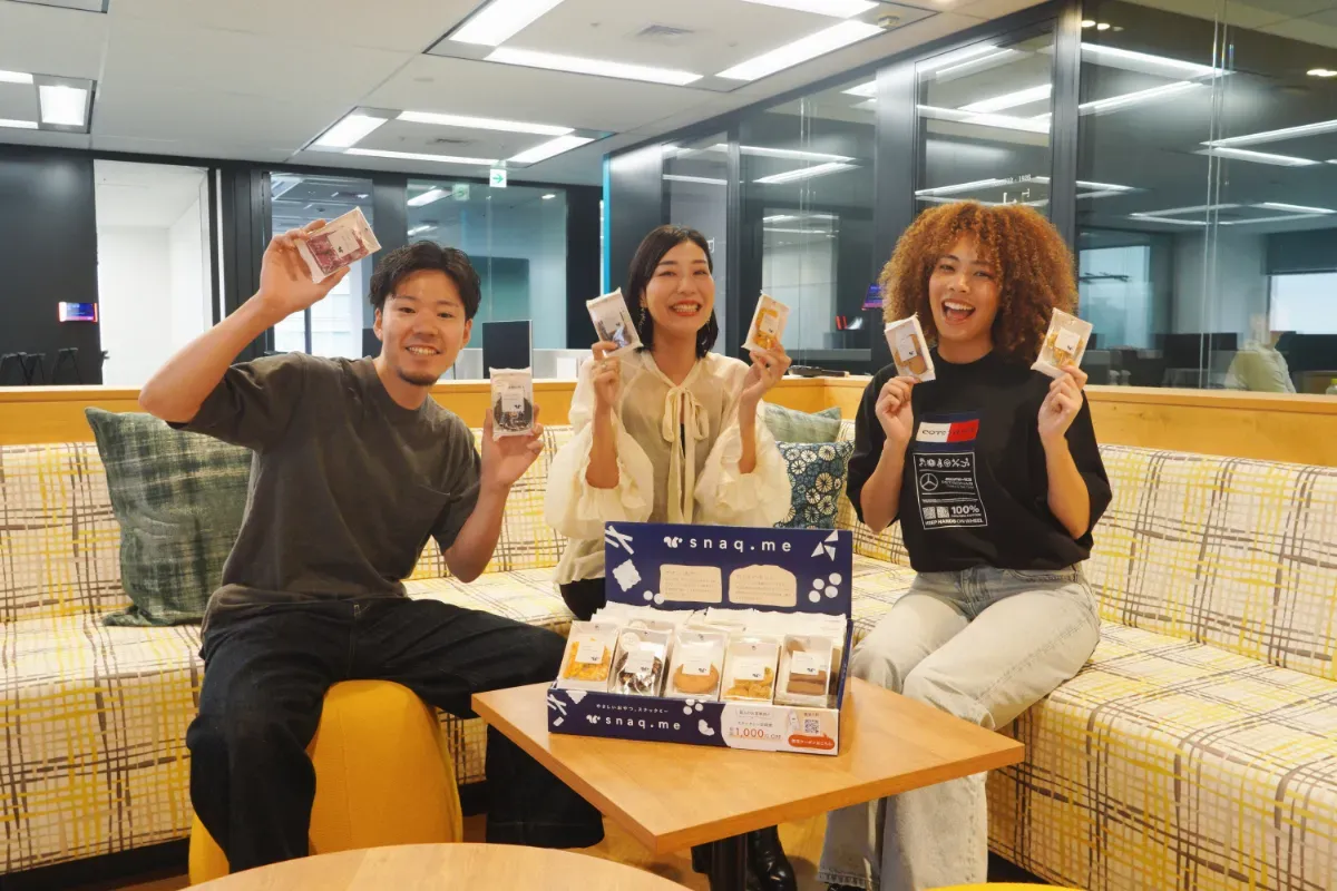 スナックミーオフィスのお菓子を囲む『ドキュサイン・ジャパン株式会社』の従業員さま