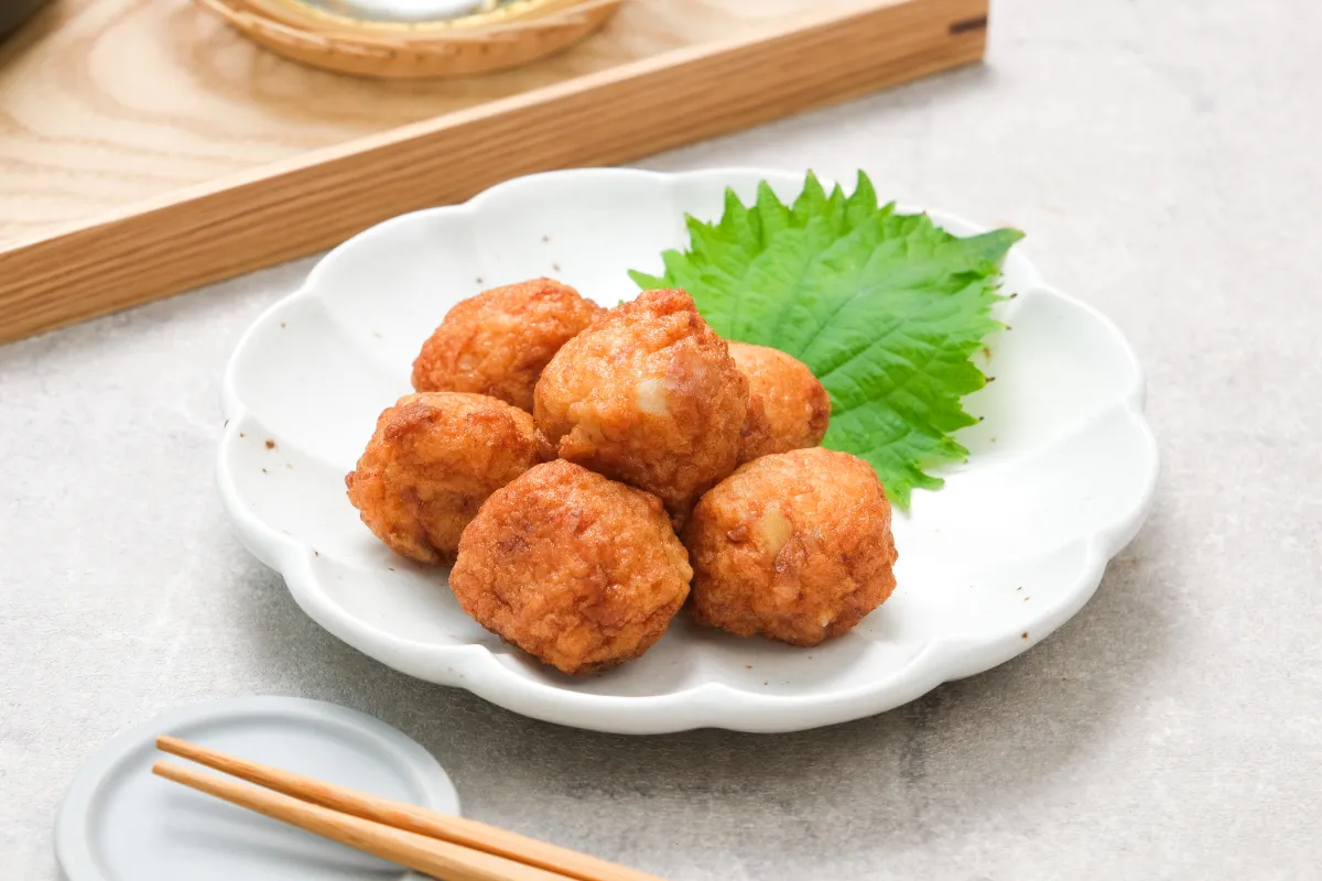 お皿に盛り付けられたさつま揚げ