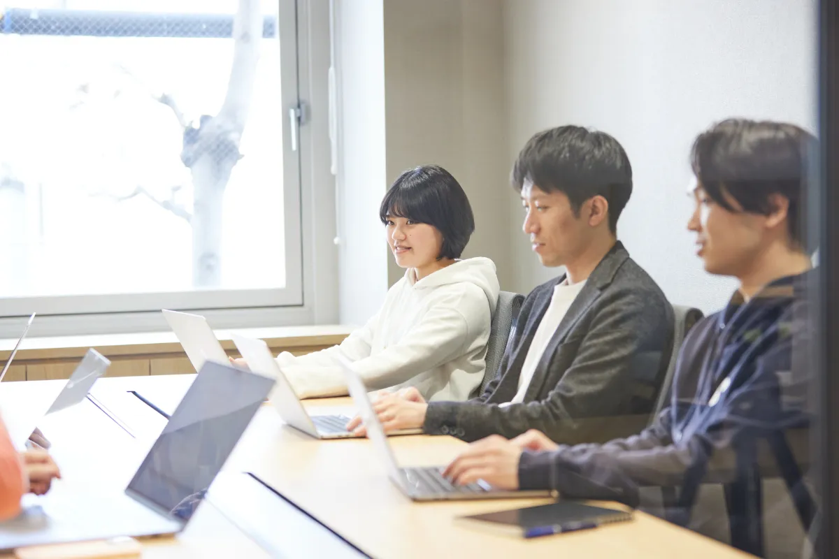 会議室で打ち合わせをする社員