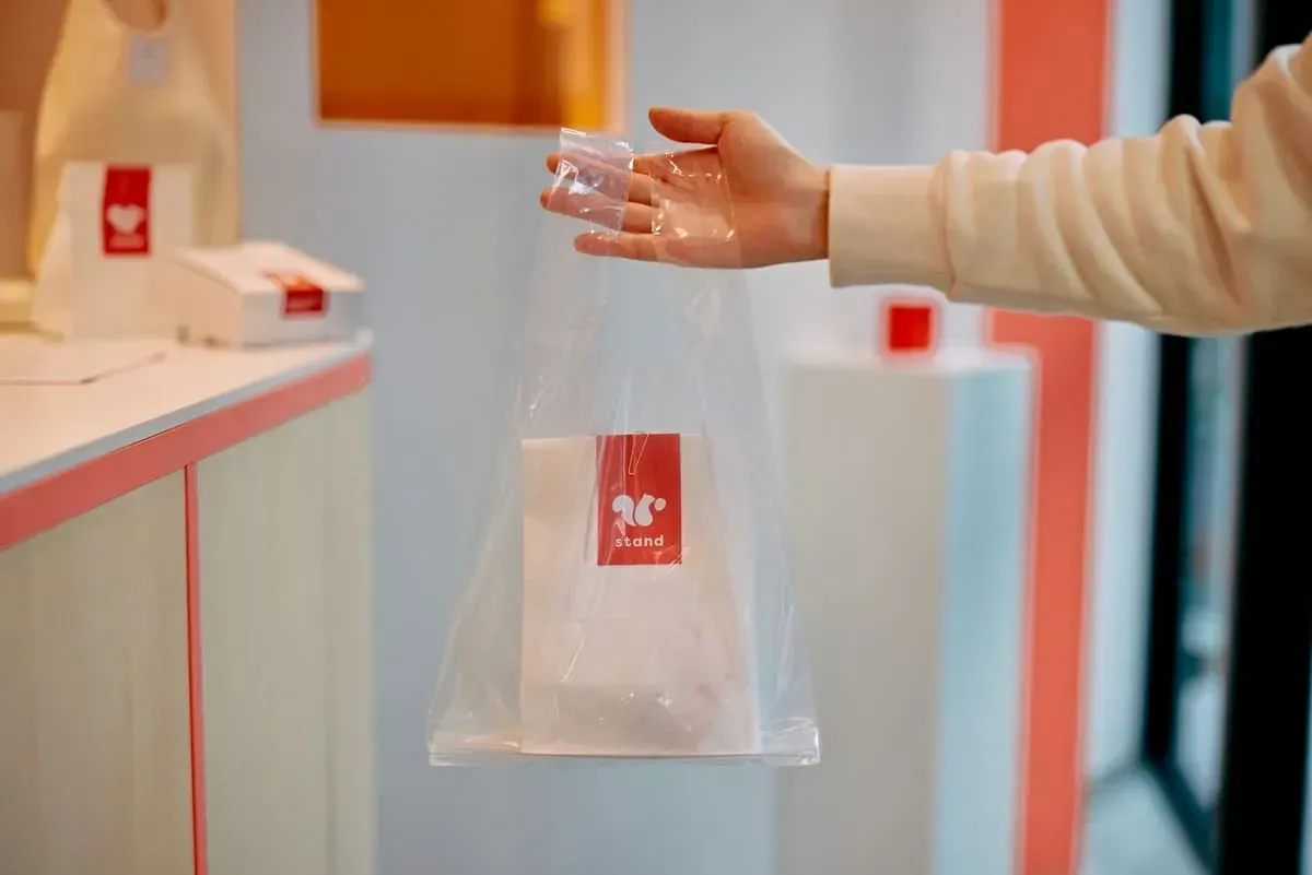 スナックミースタンドのお土産ショッパーを持った様子