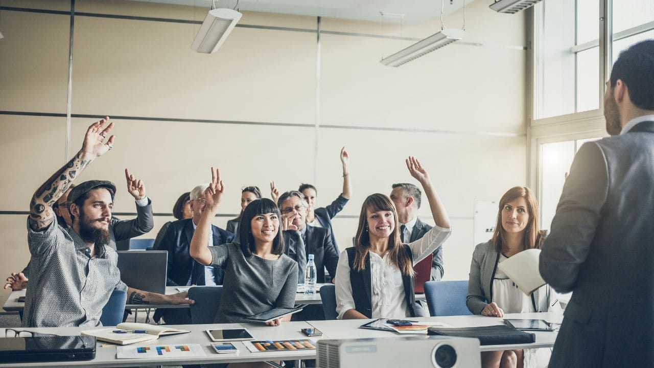 会社で研修をする人たち