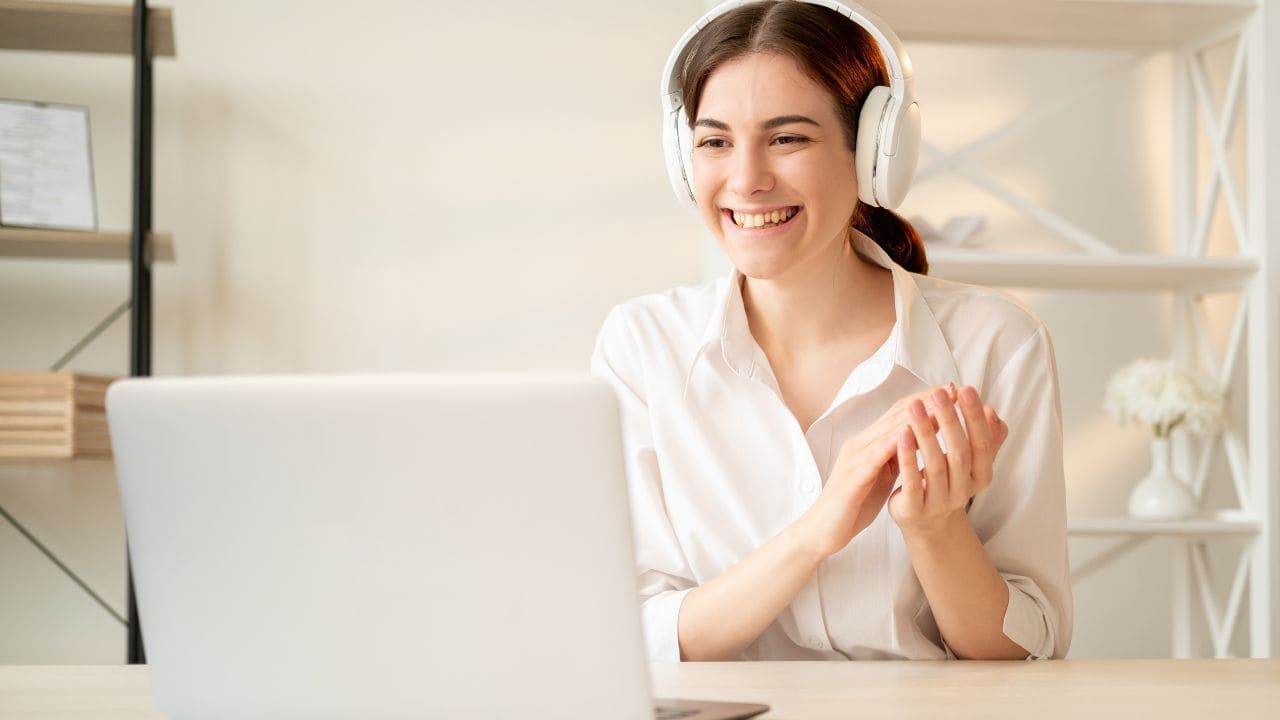 パソコンでオンラインコーチングを提供する女性