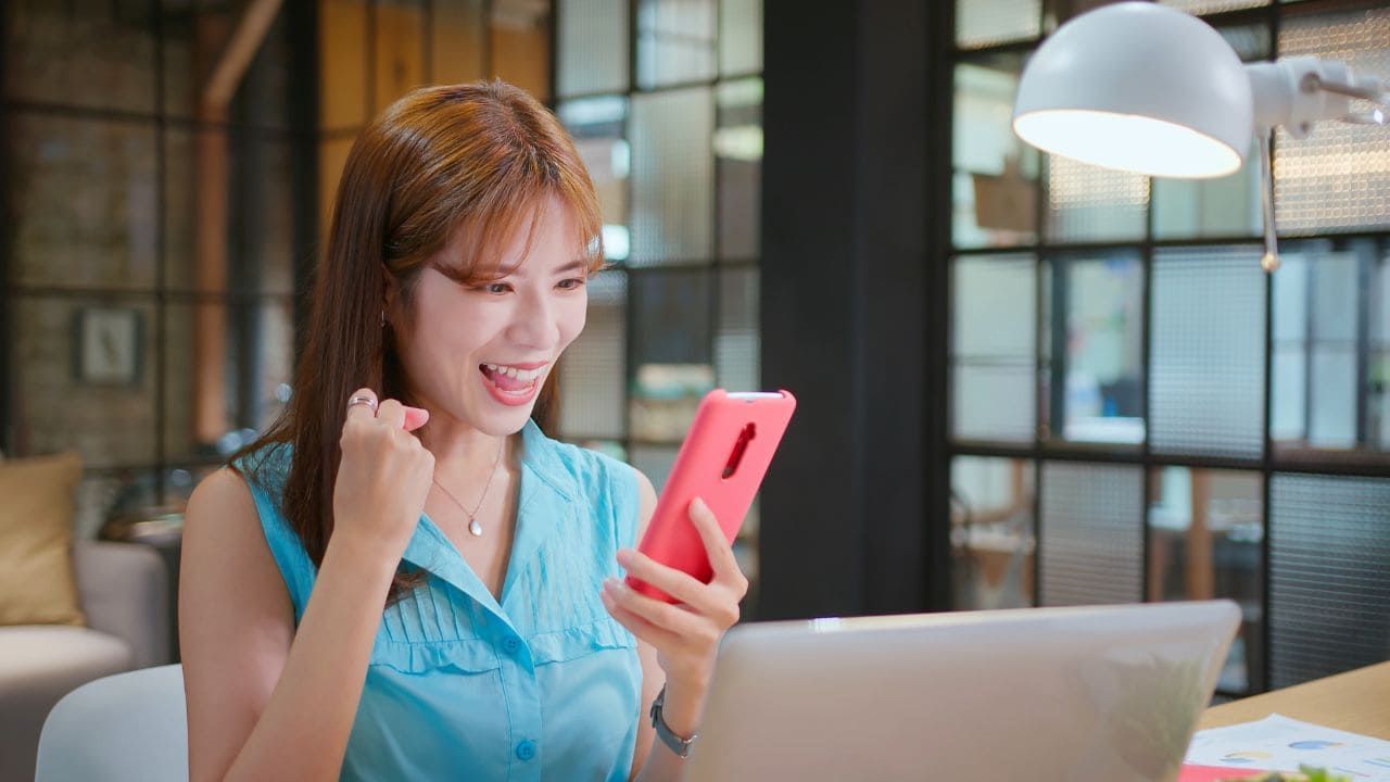 スマホを使って副業をする女性