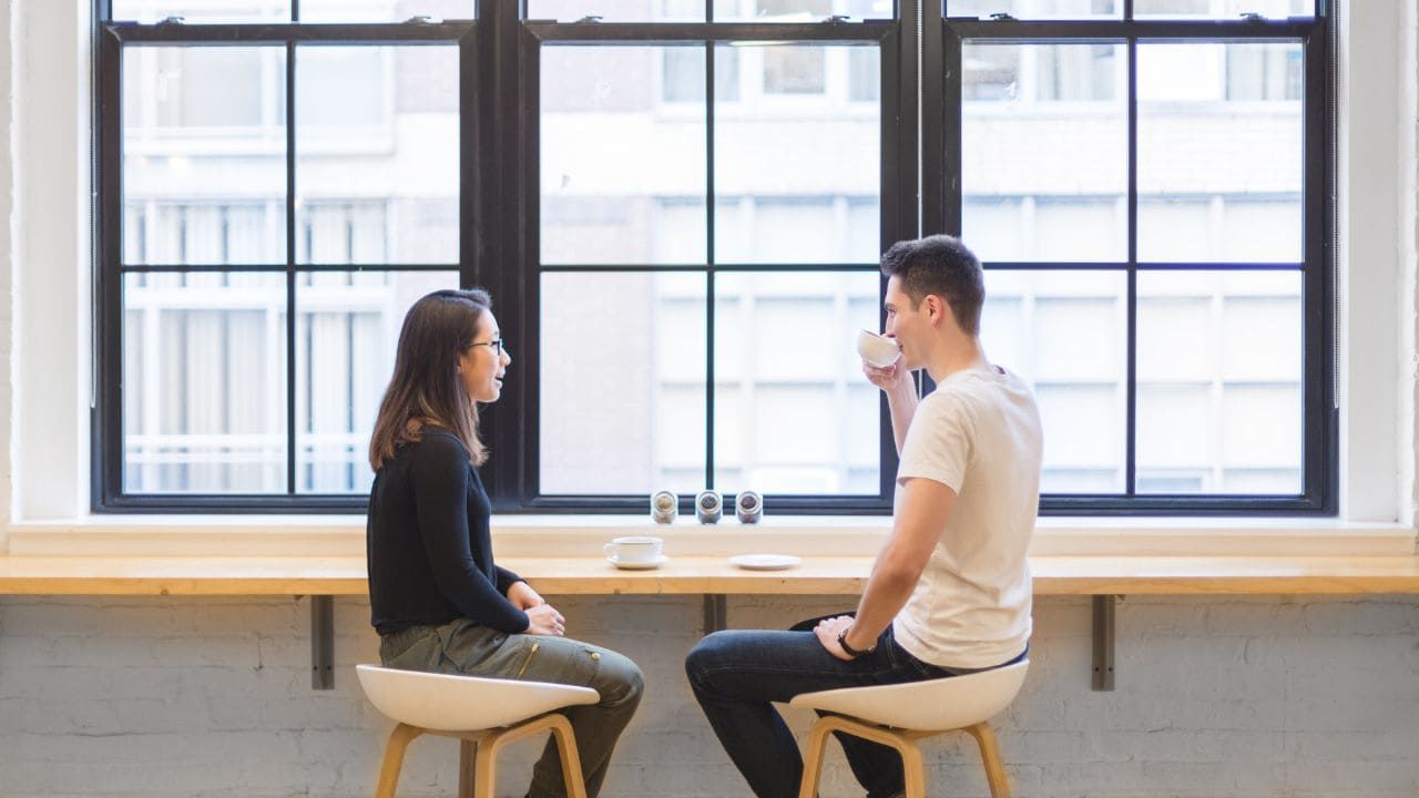 二人で会話をする男女