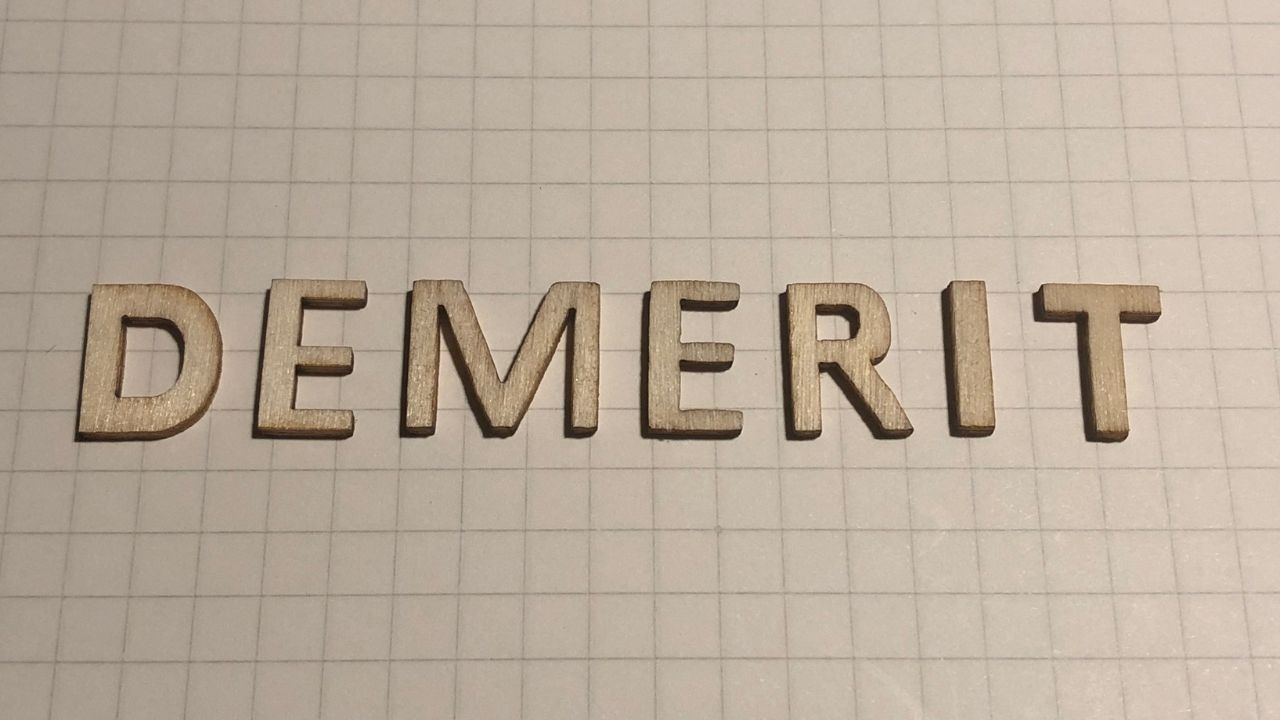 DEMERITと書かれたブロックの画像