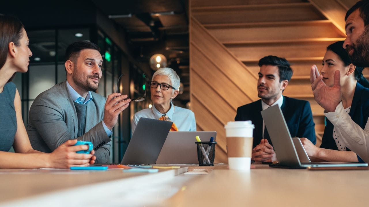 会社で会議をする男女