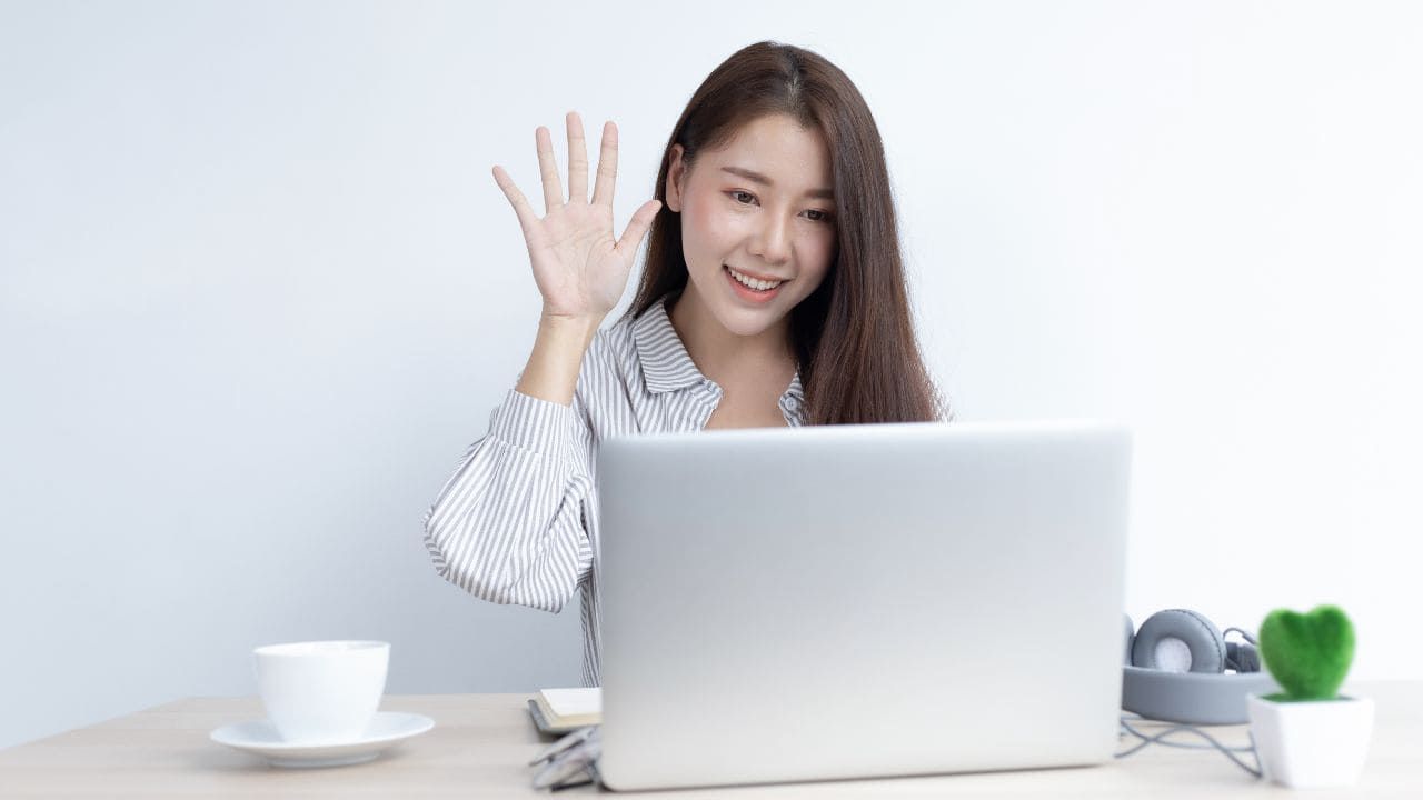 パソコンを使ってコーチングを提供する女性