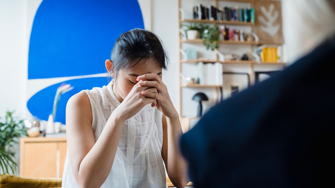 悩む女性の写真