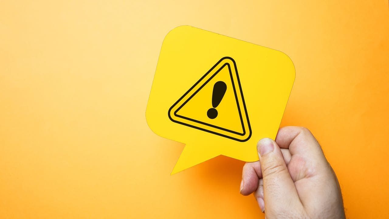 注意マークが書かれた黄色のステッカー