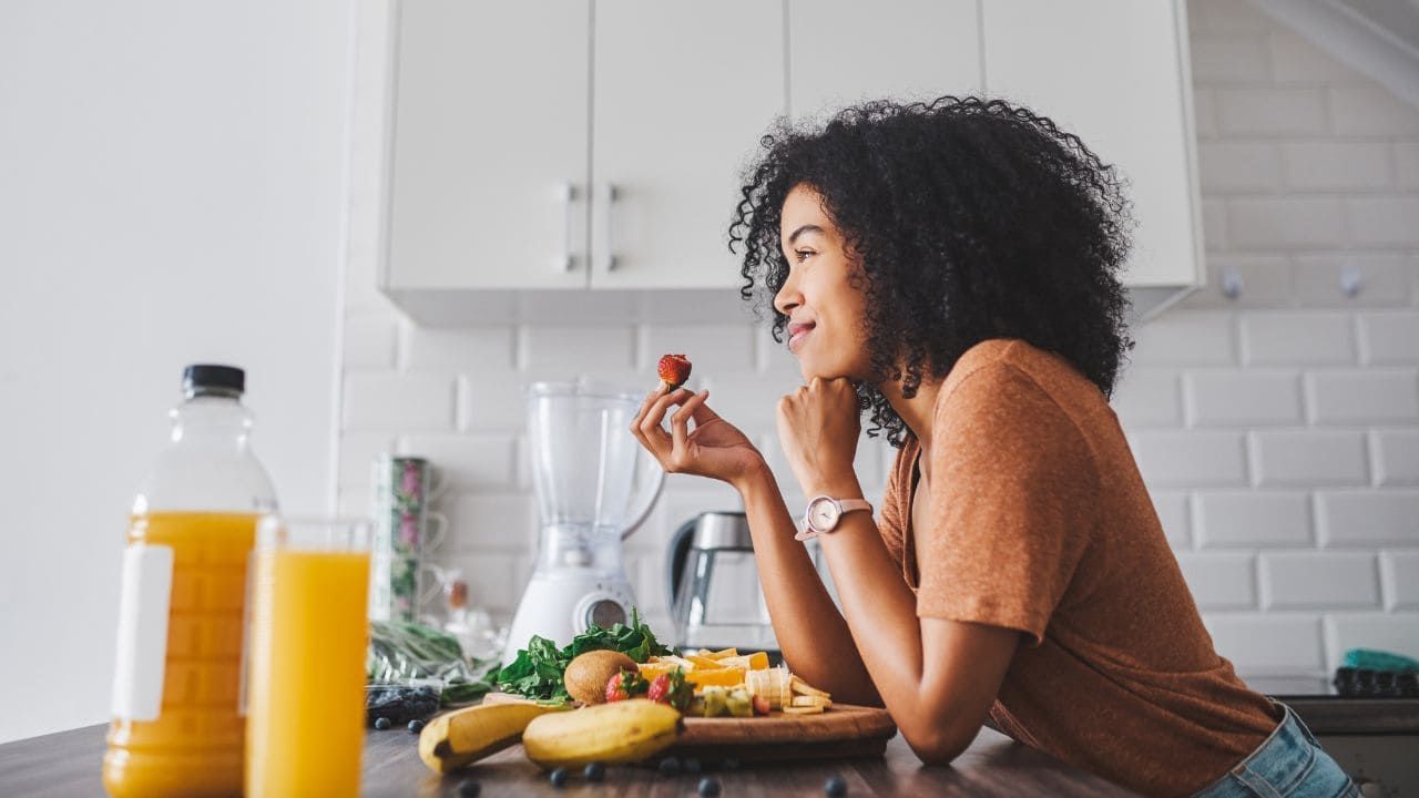 健康にいい食品を食べる女性