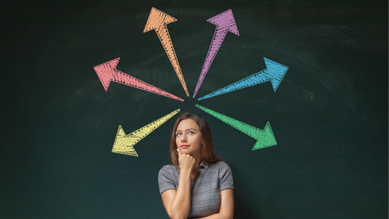 何にするか決めている女性の画像