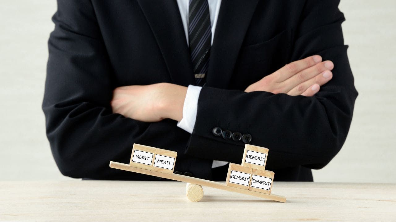 メリットとデメリットをブロックを使って比較する画像